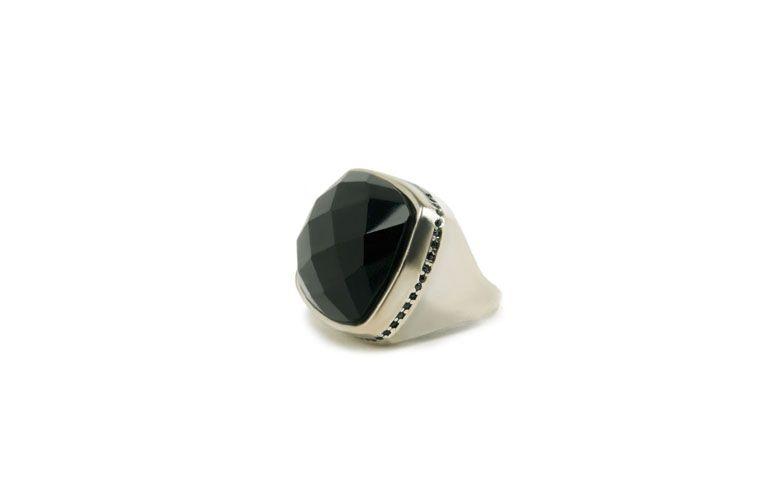 Anel com ônix por R$189,00 na <a href=" https://www.carolnaderjoias.com.br/anel-semi-joias-bijuterias-folheados-maxi-anel-onix-389/" target="blank_">Carol Nader Jóias</a>