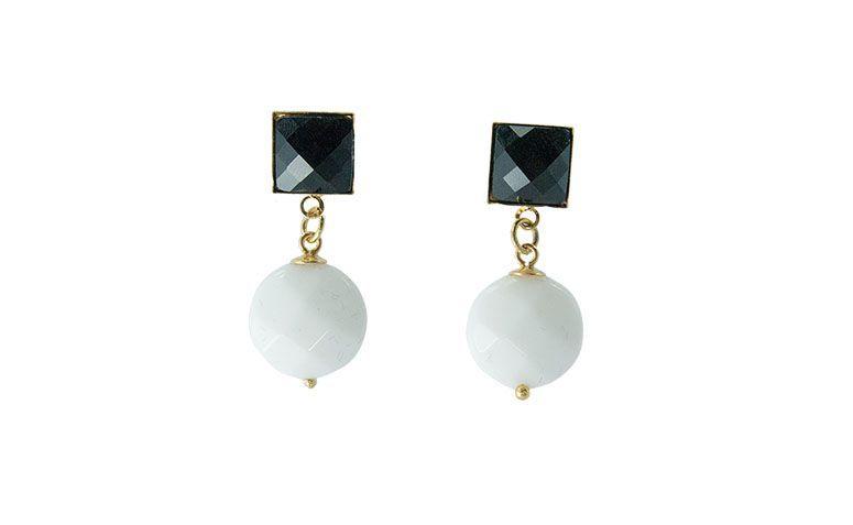 Brinco com ônix por R$69,00 na <a href=" https://www.carolnaderjoias.com.br/brinco-semi-joias-bijuterias-folheados-agata-branca-e-onix-negro-glass/" target="blank_">Carol Nader Jóias</a>