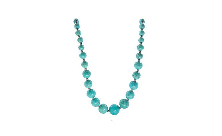 Colar com turquesa por R$149,00 na <a href=" https://www.carolnaderjoias.com.br/colar-semi-joias-bijuterias-folheados-pedra-turquesa/" target="blank_">Carol Nader Jóias</a>