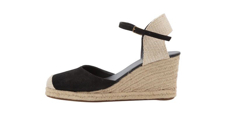 Espadrille Margot por R$189 na <a href="http://www.oqvestir.com.br/sandalia-anabela-camurca-preta-49415.aspx/p" target="blank_">Oqvestir</a>