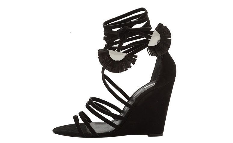Sandália Schutz por R$239 na <a href="http://www.oqvestir.com.br/sandalia-anabela-tiras-amarracao-preta-44735.aspx/p" target="blank_">Oqvestir</a>