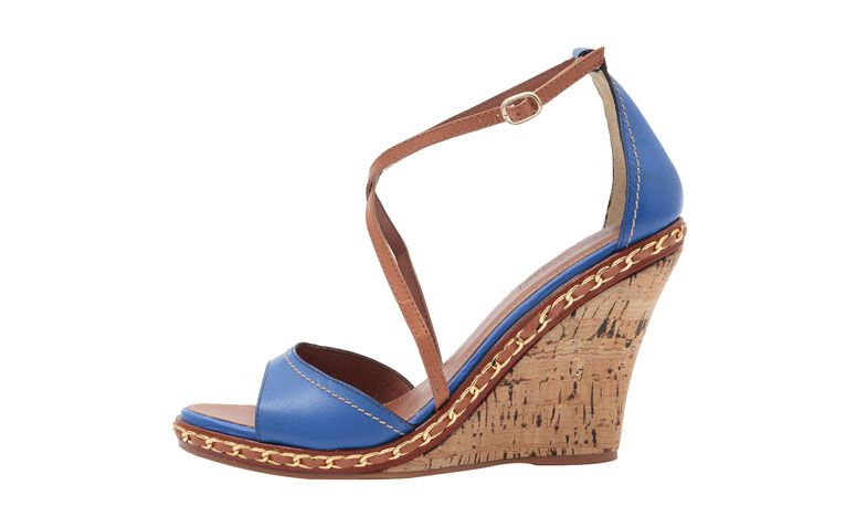 Sandália Margot por R$239 na <a href="http://www.oqvestir.com.br/sandalia-anabela-cortica-azul-48111.aspx/p" target="blank_">Oqvestir</a>