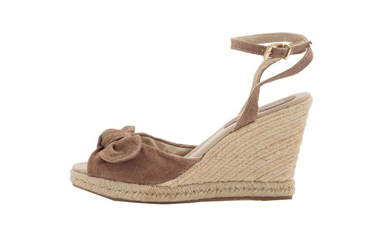 Sandália Margot por R$169 na <a href="http://www.oqvestir.com.br/sandalia-camurca-laco-marrom-50324.aspx/p" target="blank_">Oqvestir</a>