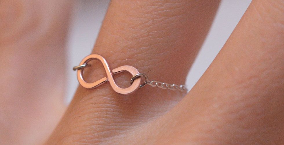 <p>Outro símbolo que veio para ficar foi o infinito. Os anéis desse modelo são delicados e indicados para mulheres mais descoladas. Opte pelo modelo mini para o dia-a-dia e prefira os anéis maiores para festas. </p>
