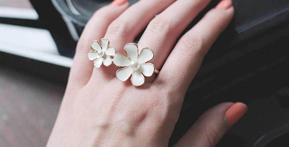 <p>O clássico anel com formato de flor continua em alta. Ideal para meninas mais jovens, esse é um modelo delicado e que combina muito bem com looks de verão em geral. </p>