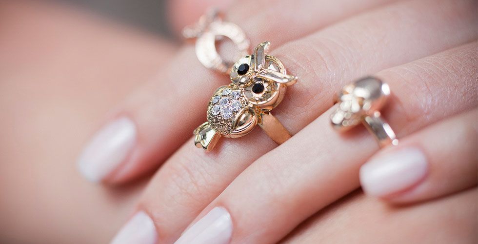 <p>O animal do momento é a coruja. Depois dos anéis de cobra, lagarto e leopardo, a coruja vem para deixar os anéis temáticos mais delicados e fofos. Esse modelo fica bem em tons de dourado e ouro rosa com pedrarias. </p>