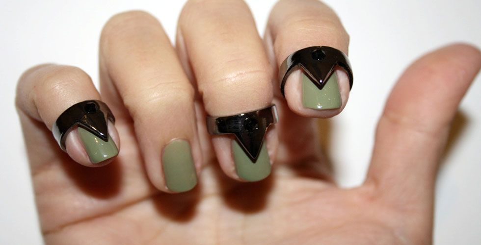 <p>O anel para as unhas – também conhecido como nail ring – é mais um dos diversos acessórios criados para incrementar as <a href="http://www.dicasdemulher.com.br/assunto/unhas/" alt="Tudo sobre Unhas no Dicas de Mulher">unhas</a>. Esse é um modelo de anel indicado para mulheres mais descoladas e que gostam de inovar. Aposte no modelo geométrico como o da foto para criar uma decoração artificial para as unhas. </p>