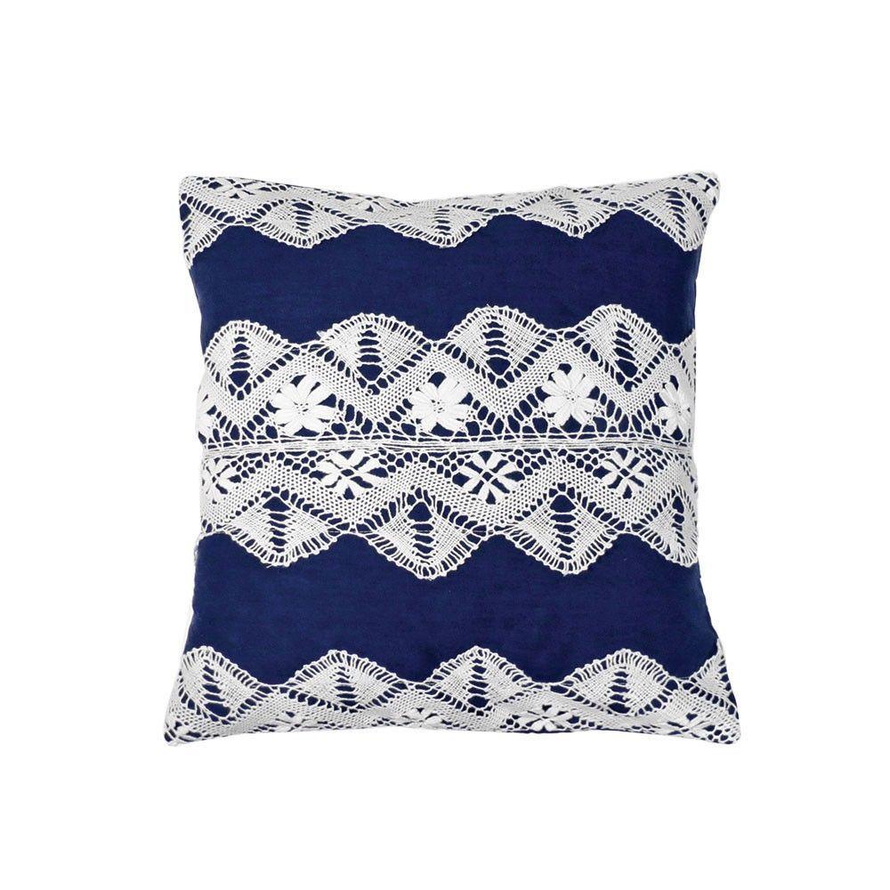 Almofada azul renda por R$ 99 na <a href="http://www.redeasta.com.br/casa/quarto/capa-de-almofada-azul-renda-fortaleza.html" target="_blank">Rede Asta</a>