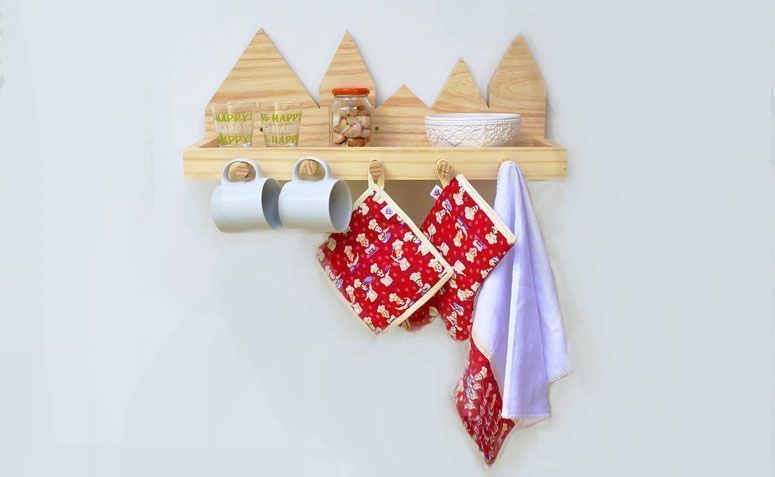 Prateleira Vila por R$ 138,00 na <a href="http://www.sacadadecasadecor.com.br/pd-2626e2-prateleira-cabideiro-vila-cor-pinus.html?ct=f181e&p=1&s=1" target="_blank">Sacada de Casa</a>
