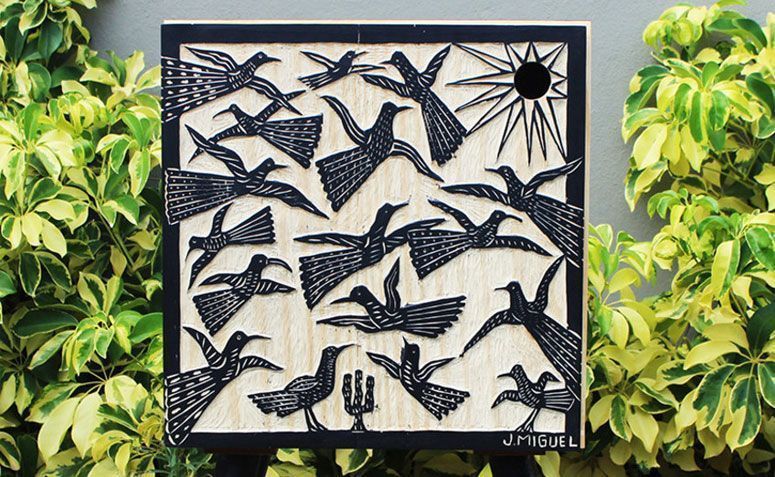 Móvel xilogravura por R$ 420,00 na <a href="http://www.sacadadecasadecor.com.br/pd-2626ae-movel-xilogravura-revoada.html?ct=&p=1&s=1" target="_blank">Sacada de Casa</a>
