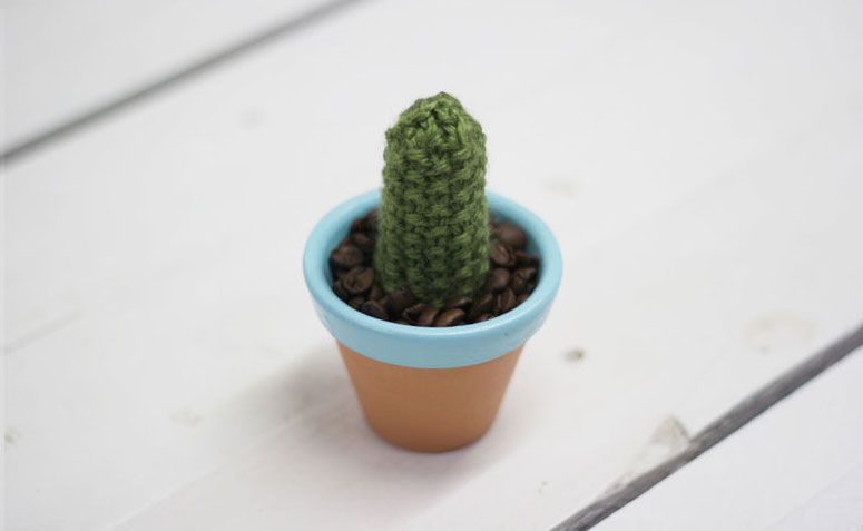 Cacto de tricô com vaso por R$ 20,00 na <a href="http://coisasdepablo.tanlup.com/product/1029565/cactos-de-trico-borda-azul" target="_blank">Coisas de Pablo</a>