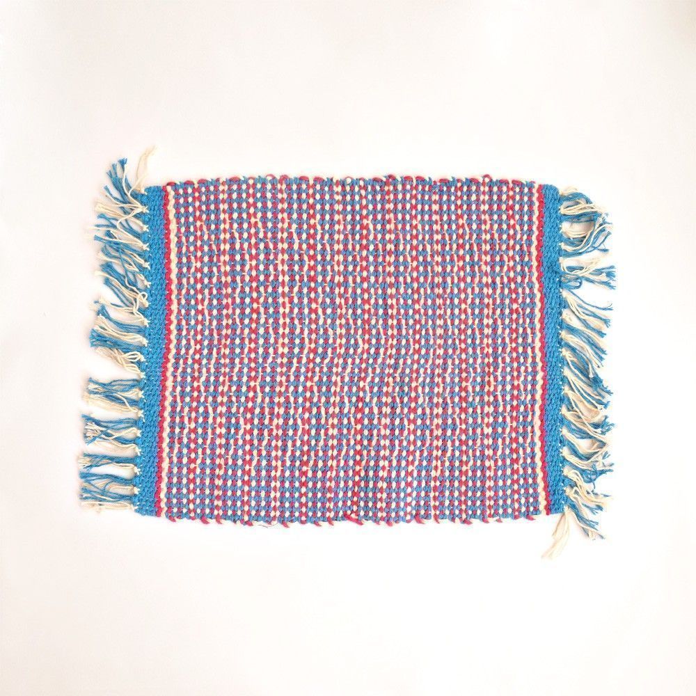 Jogo americano zig zag por R$ 45 na <a href="http://www.redeasta.com.br/casa/mesa-e-cozinha/jogo-americano-tear-zig-zag-mix-de-cores-azul-e-rosa-2-pcs.html" target="_blank">Rede Asta</a>