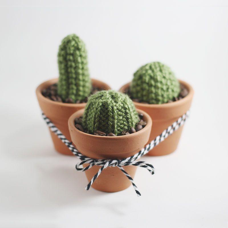 Kit de cactos de tricô por R$ 50 na <a href="http://coisasdepablo.tanlup.com/product/996680/kit-de-cactos" target="_blank">Coisas de Pablo</a>