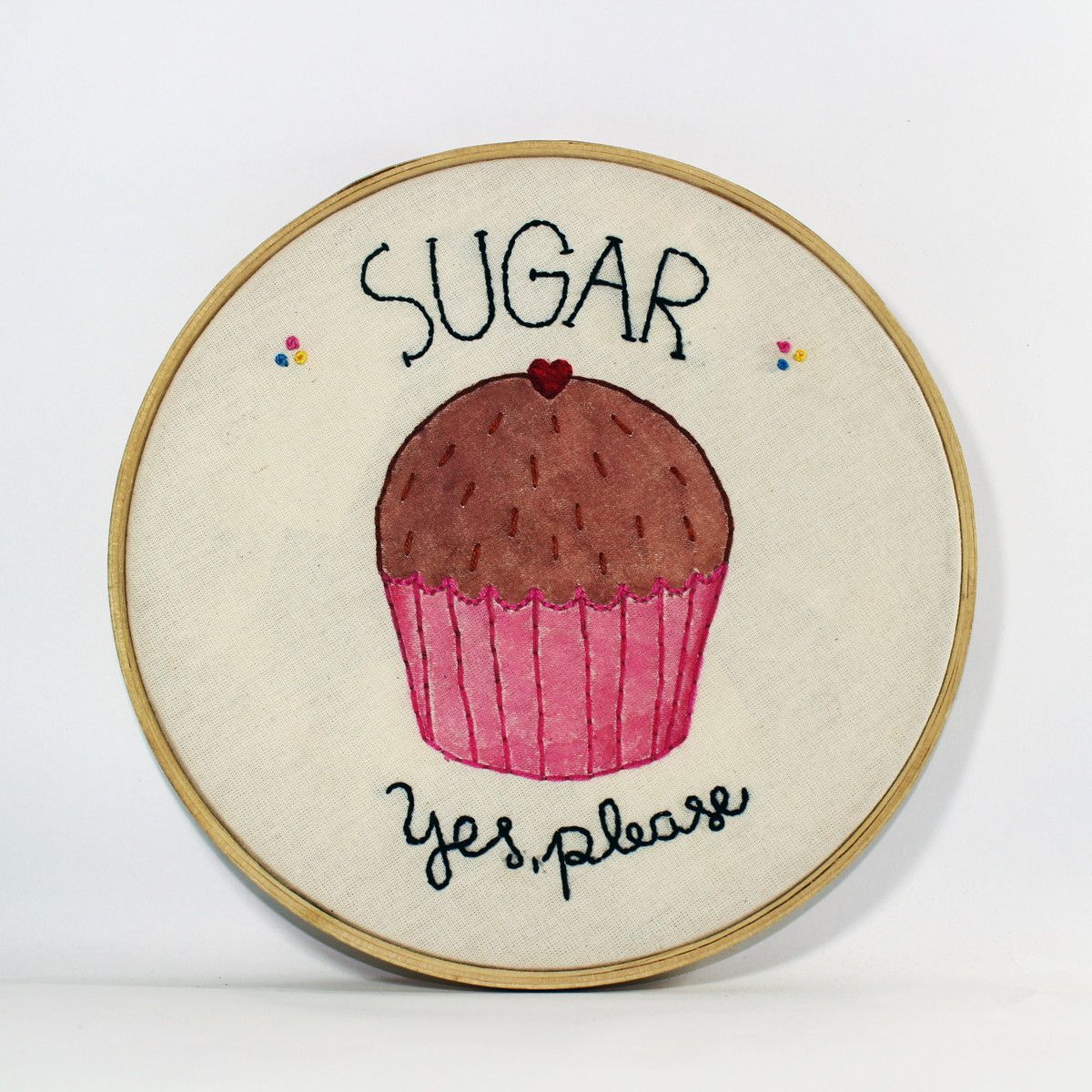 Bastidor “Sugar yes, please” por R$ 70 no <a href="http://www.elo7.com.br/quadro-bastidor-sugar-yes-please/dp/5EDB08#hsn=0&df=d&uso=d&smk=0&pso=up&osbt=b-o&ss=0&sv=0" target="_blank">Elo7</a>