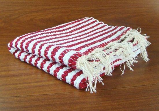 Tapete listrado branco e vermelho por R$ 9 na <a href="http://www.vidarustica.com.br/loja/decoracao-rustica/cozinha-rustica/tapetes/tapete-listrado-em-tear-manual-branco-vermelho.html" target="_blank">Vida Rústica</a>