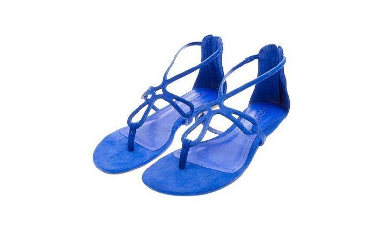 Rasteira Schutz por R$149 na <a href="https://www.oqvestir.com.br/sandalia-rasteira-ziper-azul.html" target="blank_">Oqvestir</a>