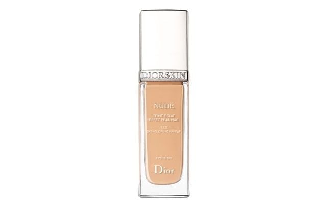 Base Dior por R$ 227 na <a href="http://www.freeitalia.com.br/produto/8329/base+diorskin+nude+effet+peau+nue+fps+15" target="blank_">Free Itália</a>