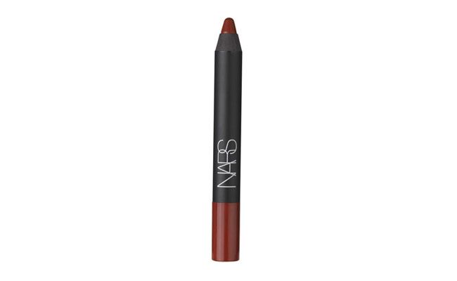 NARS Velvet Matte lip pencil cor Cruella por R$96 na <a href="http://www.sephora.com.br/site/produto.asp?id=12436" target="_blank">Sephora</a>