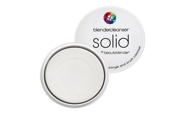 Blendercleanser solid por $15,95 na <a href="http://www.sephora.com/solid-sponge-cleanser-P379449?skuId=1438407" target="blank_">Sephora</a>