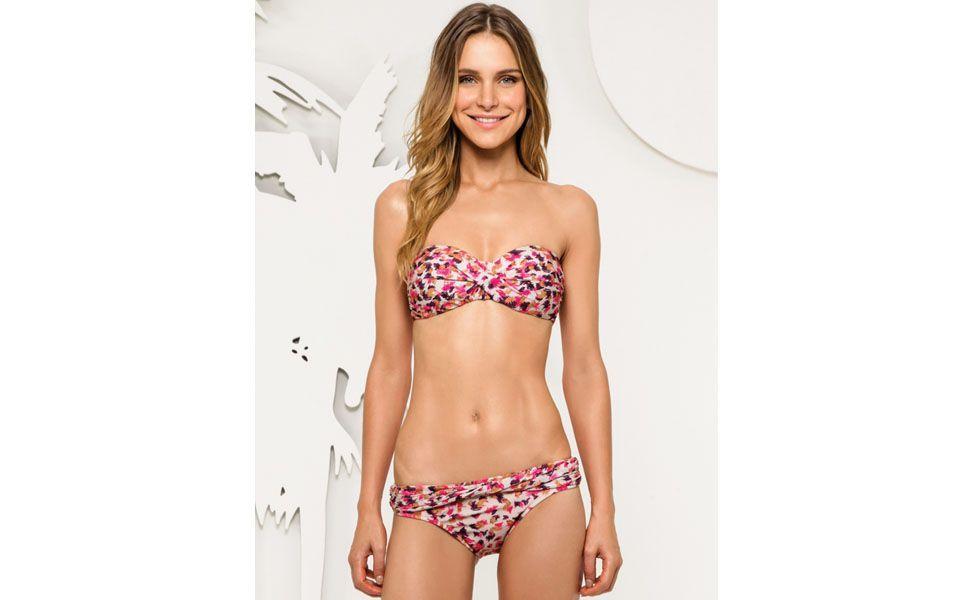 <p>Esse é um modelo de biquíni para mulheres de seios pequenos e quadris largos. A estampa da parte de cima ajuda a valorizar o busto e a calcinha com as laterais mais largas disfarçam o quadril. </p>
<p>Top tomara que caia separado e calcinha estampados – Salinas R$118 top e R$118 calcinha ou R$236 o conjunto na Loja Salinas. </p>