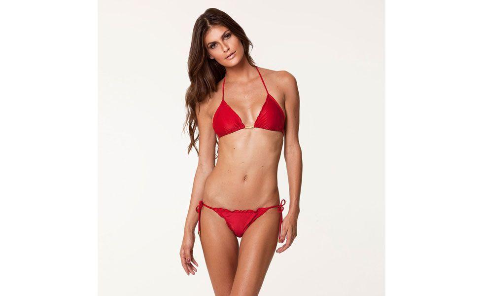 <p>Outra maneira de valorizar o seu biquíni liso é apostar nos <a href="http://www.dicasdemulher.com.br/e-babado/">babados</a>. Além de deixar o modelo mais elegante, os babados ajudam a valorizar as mulheres com pouco busto e bumbum pequeno. </p>
<p>Top formato triângulo e parte de baixo franzida – Vix por R$270 na Loja Vix.</p>
