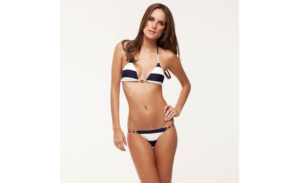 <p>O modelo de biquíni cortininha – preferência entre as brasileiras – é indicado para mulheres de seios médios. Já a parte de baixo, é indicada para quem tem o ombro mais largo que o quadril. As <a href="http://www.dicasdemulher.com.br/entre-na-moda-da-estampa-listrada/">listras</a> horizontais dão sensação de amplitude. </p>
<p>Top formato triângulo e calcinha com detalhe lateral – Vix por R$157 na Loja Vix.</p>