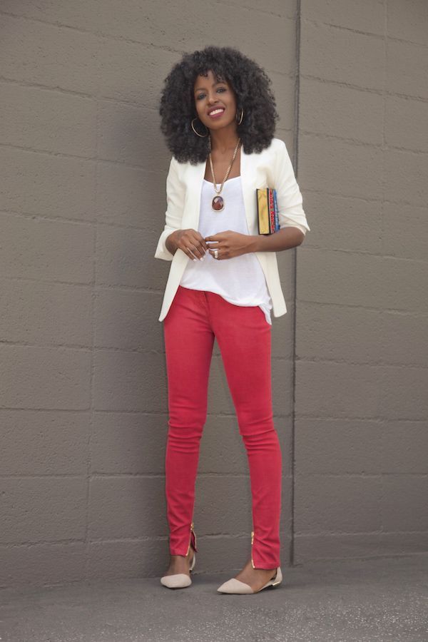 Foto: Reprodução / <a href="http://stylepantry.com/2015/02/06/white-blazer-tank-moto-jean/" target="_blank">Style Pantry</a>