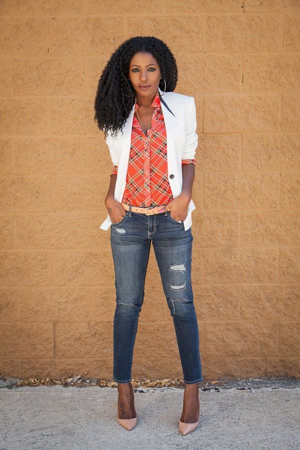 Foto: Reprodução / <a href="http://stylepantry.com/2014/04/29/white-tuxedo-blazer-plaid-shirt-distressed-jeans/" target="_blank">Style Pantry</a>