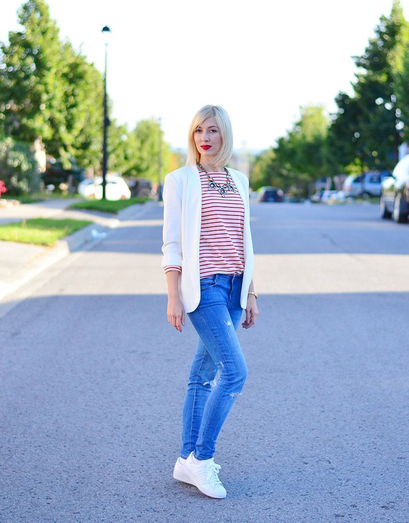 Foto: Reprodução / <a href="http://www.stripesnvibes.com/2015/10/out-and-about-white-jacket-style-gold.html" target="_blank">Stripes'n Vibes</a>