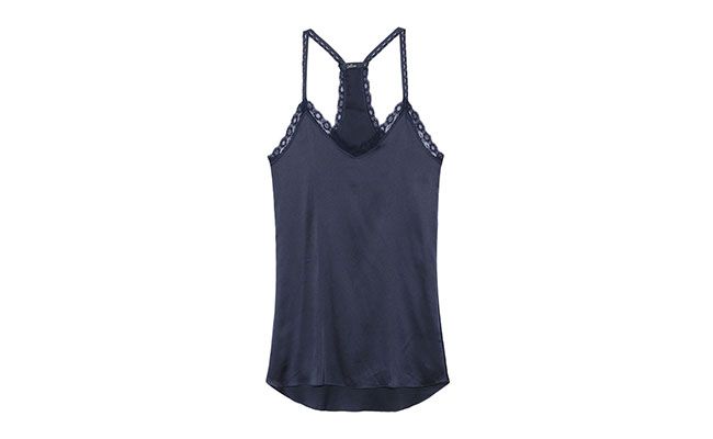 Regata em cetim azul com costa nadador por R$159,00 na <a href="http://www.oqvestir.com.br/regata-cetim-nadador---azul-41357.aspx/p" target="_blank">OQVestir</a>
