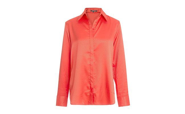 Camisa em cetim cor coral por R$179,90 na <a href="http://amaro.com/camisa-cetim-dama-664.aspx/p?utm_source=muccashop&utm_medium=web&utm_campaign=muccashop&sku=1431000418" target="_blank">Amaro</a>