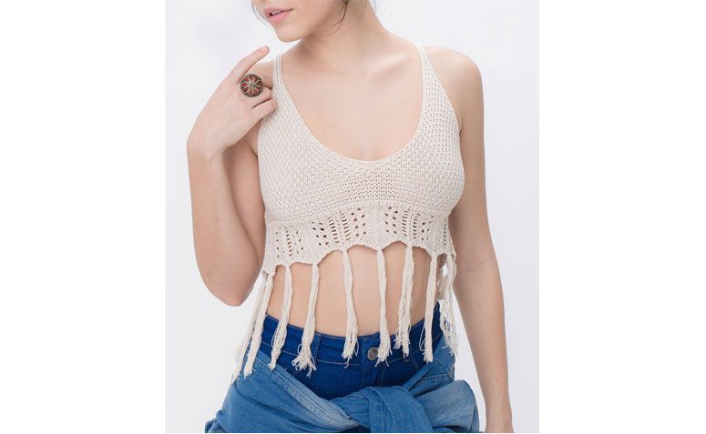 Top de Crochê por R$49,90 na <a href="http://www.lojasrenner.com.br/p/blusa-top-cropped-em-croche-com-franjas-537912878-537912886" target="blank_">Lojas Renner</a>