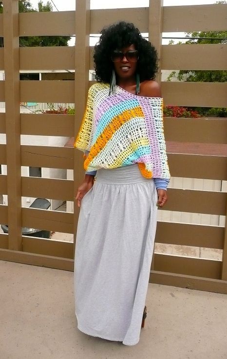 Foto: Reprodução / <a href="https://stylepantry.com/2010/10/20/70s-crochet-poncho-maxi-sweatskirt/" target="_blank">Style Pantry</a>