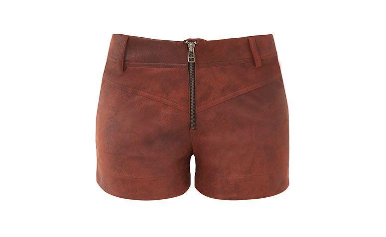 Short Market 33 por R$159 na <a href="http://www.oqvestir.com.br/short-market-33-suede---marrom-64492.aspx/p" target="blank_">Oqvestir</a>