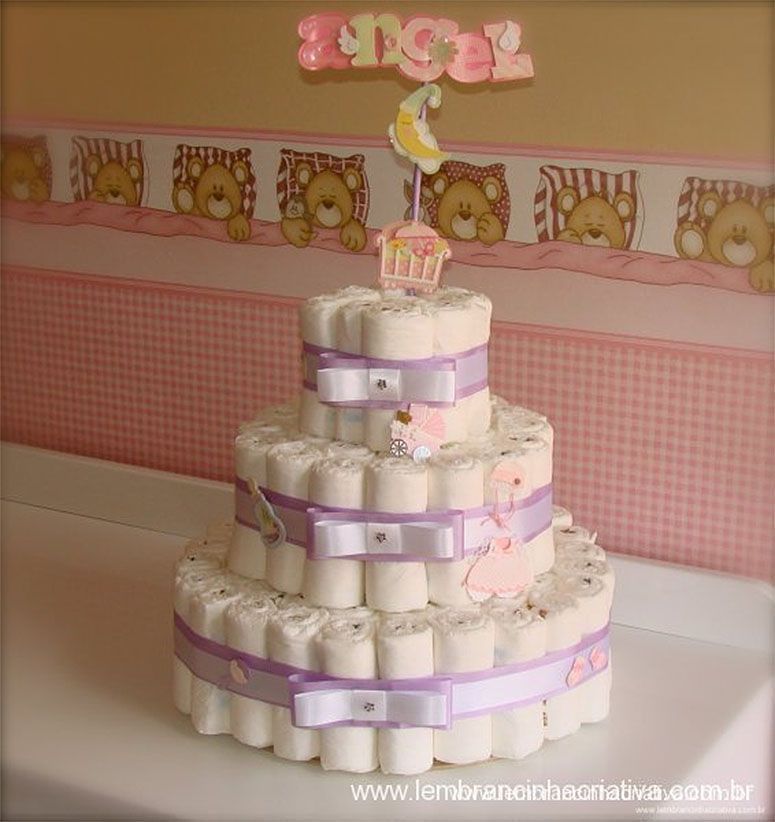 Foto: Reprodução / <a href="http://lembrancinhacriativa.com.br/portfolio/bolo-de-fraldas/" target="_blank">Lembrancinha Criativa</a>
