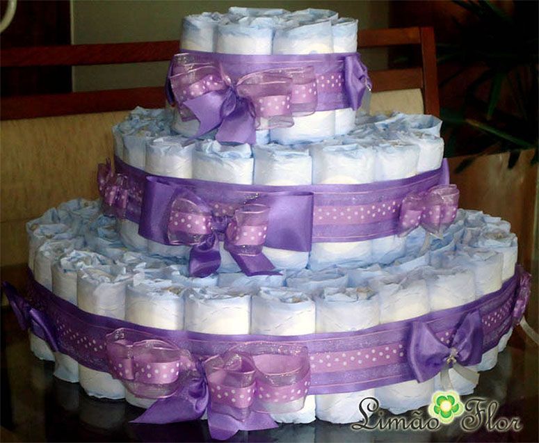 Foto: Reprodução / <a href="https://limaoflor.wordpress.com/2011/11/07/cha-de-bebe-bolo-de-fraldas/" target="_blank">Limão Flor</a>