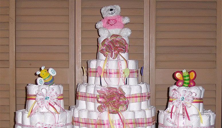 Foto: Reprodução / <a href="http://craftychicsblog.blogspot.com.br/2011/07/diaper-cake-adding-decoration.html" target="_blank">Crafty Chic’s</a>