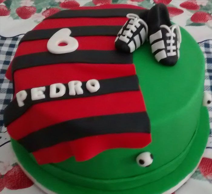 Foto: Reprodução / <a href="http://claudiabolodecorado.blogspot.com.br/2015/11/bolo-flamengo.html" target="_blank">Blog Claudia Bolo Decorado </a>