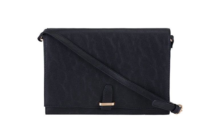 Bolsa inspired modelo Chain Louise por R$99,90 na <a href="http://www.lojasrenner.com.br/p/bolsa-transversal-feminina-com-lapela-536695429-536695437" target="blank_">Renner</a>