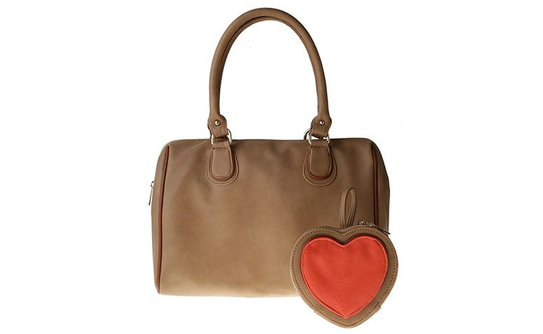 Bolsa inspired modelo Speedy por R$239,99 na <a href="http://www.cea.com.br/bolsa-sarah-chofakian-com-necessaire-marrom-claro-8005605-marrom_claro/p" target="blank_">C&A</a>
