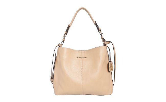 <p>Outra opção de bolsa grande é a hobo. Ela é menos estruturada, mais “molinha” e é muito útil para levar várias coisas pequenas. Devido ao seu modelo, não é tão interessante carregar objetos retangulares grandes nela, pois eles podem alterar o formato da bolsa.</p>
<p><i>Bolsa Ana Hickmann por R$399,90 na <a href="http://www.dafiti.com.br/Bolsa-Ana-Hickman-Luxo-Bege-1478821.html" target="_blank">Dafiti</a></i></p>