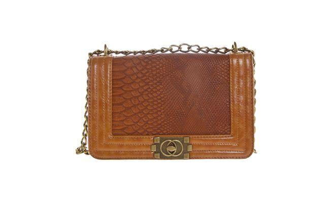<p>É ideal para as mulheres que levam poucos objetos na bolsa. Os modelos com alça de corrente são ainda mais chamorsas. </p>
<p><i>Bolsa Madame Marie por R$179,90 na <a href=" http://www.dafiti.com.br/Bolsa-Madame-Marie-Textura-Caramelo-1453574.html" target="_blank">Dafiti</a></i></p>