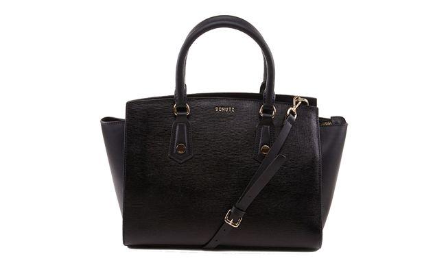 <p>A bolsa preta é provavelmente uma das bolsas mais fáceis de combinar entre todos os modelos. O tamanho médio é ideal para levar ao trabalho, para carregar sua carteira e até mesmo um tablete pequeno.</p>
<p><i>Bolsa Firenze por R$790 na <a href=" http://loja.schutz.com.br/bolsa-firenze-preta-9673.aspx/p" target="_blank">Schutz</a></i></p>