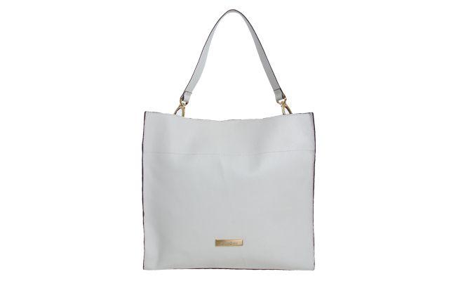 <p>Já para quem precisa levar muitos objetos consigo, como um laptop ou livros e cadernos, a sugestão é apostar na shopper bag – bolsa para fazer compras. Ela é grande, espaçosa e possui alças reforçadas.</p>
<p><i>Bolsa Dumond por R$499,90 na <a href="http://www.dafiti.com.br/Bolsa-Dumond-Casual-Branca-1456913.html" target="_blank">Dafiti</a></i></p>