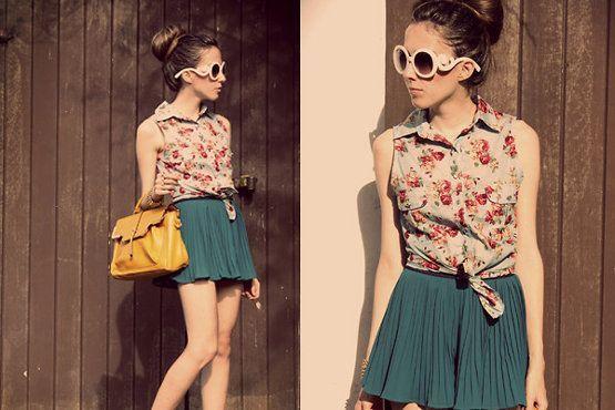 A bolsa de mão, bem delicada, é peça chave para esse look.