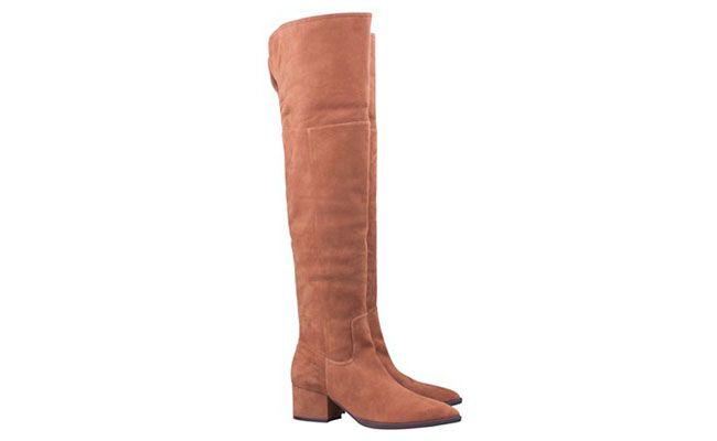 Bota de montaria camurça bege por R$719 na <a href="http://loja.luizabarcelos.com.br/bota-salto-baixo-com-cano-alto-camurca-bege-1209.aspx/p" target="blank_">Luiza Barcelos</a>