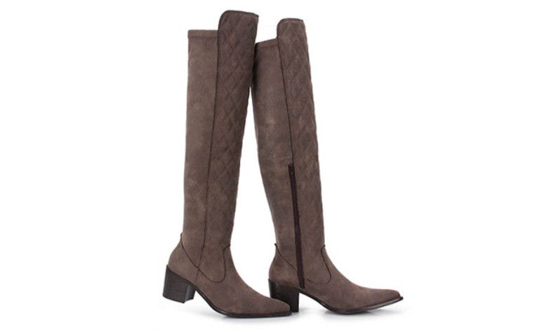 Bota Over The Knee Feminina Brenda Lee - Chumbo por R$ 299,99 na <a href="http://www.passarela.com.br/passarela/produto/bota-over-the-knee-feminina-brenda-lee-chumbo-6010403792-0" target="blank_">Passarela</a>