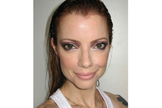 A apresentadora é adepta do efeito molhado no cabelo.