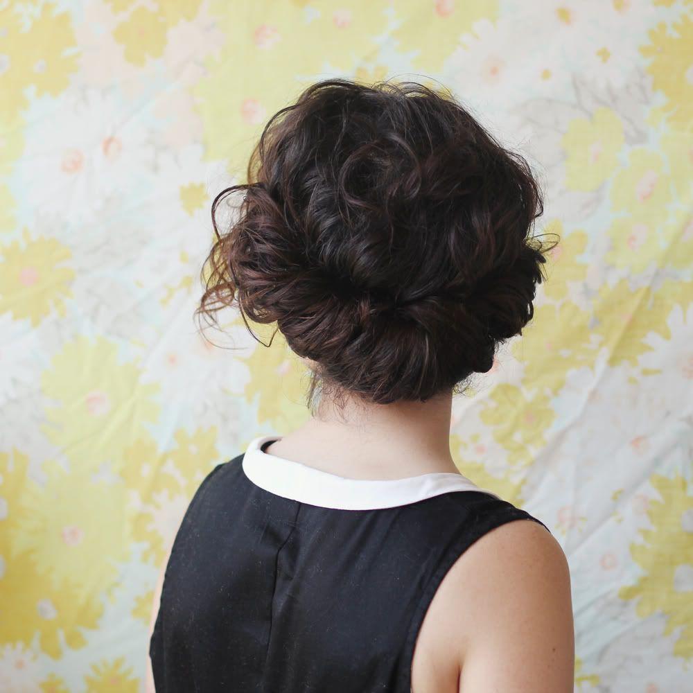 Foto: Reprodução / <a href="http://www.delightfully-tacky.com/2012/08/low-tuck-up-do.html" target="_blank">Delightfully Tacky</a>