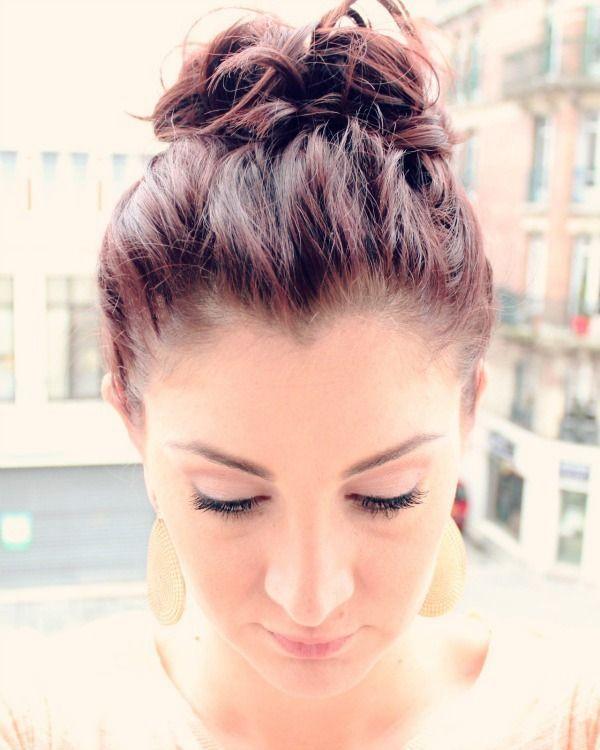 Foto: Reprodução / <a href="http://manouvellemode.com/2013/03/22/messy-top-knot-for-short-hair/" target="_blank">Ma Nouvelle Mode</a>